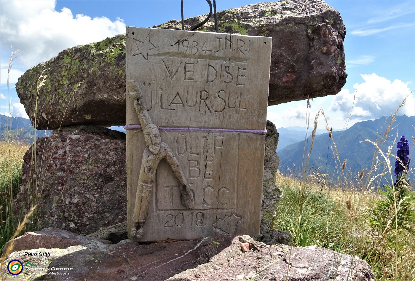 68All'altare in pietra messaggio inciso su tavoletta lignea .JPG